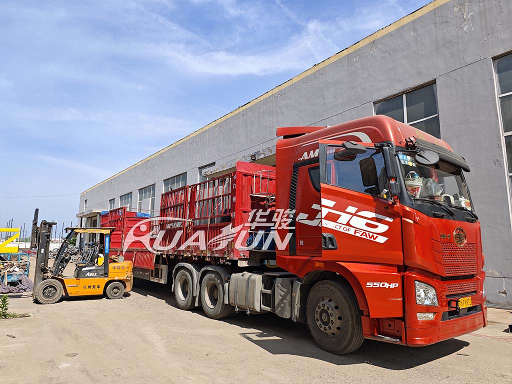 江苏高邮公交候车亭制作完工装车发货