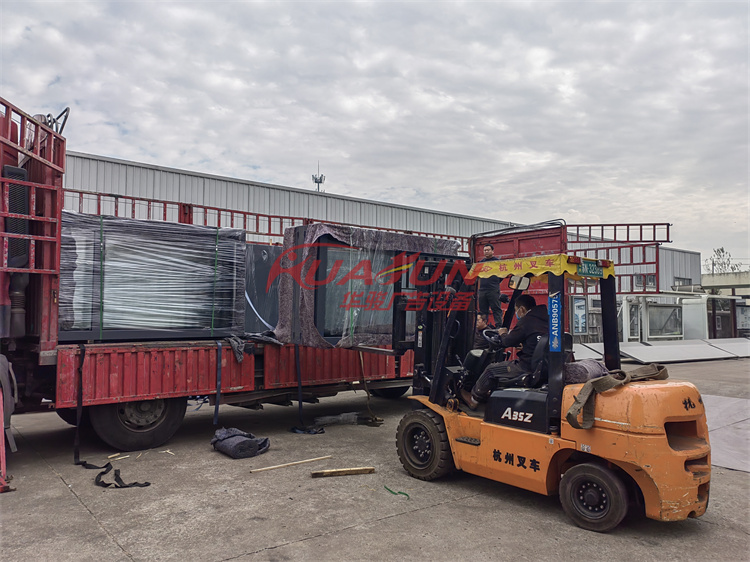 河南延津第三批公交站台灯箱发货(图1)