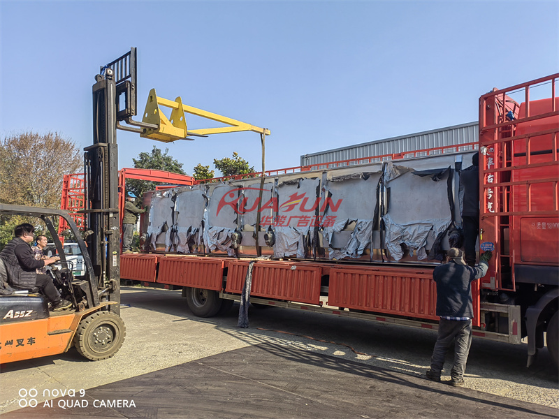 福建厦门第一批不锈钢候车亭发货(图1)